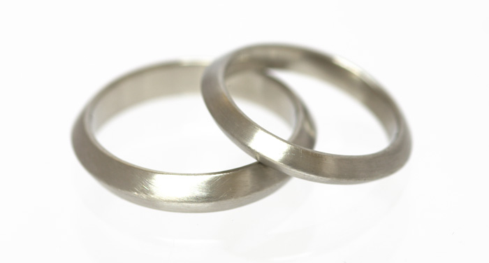 下磨きまで終わらせた結婚指輪