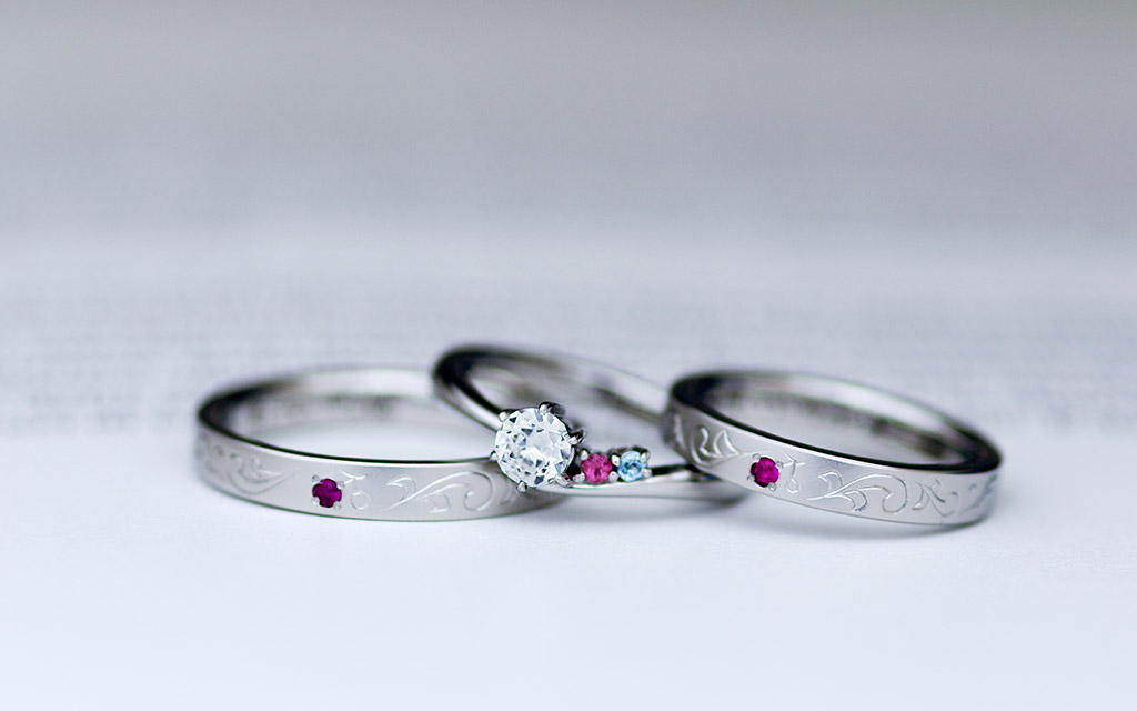 新潟のオーダージュエリー工房アトリエクラムで作られた職人による手彫り加工の結婚指輪と婚約指輪のセット