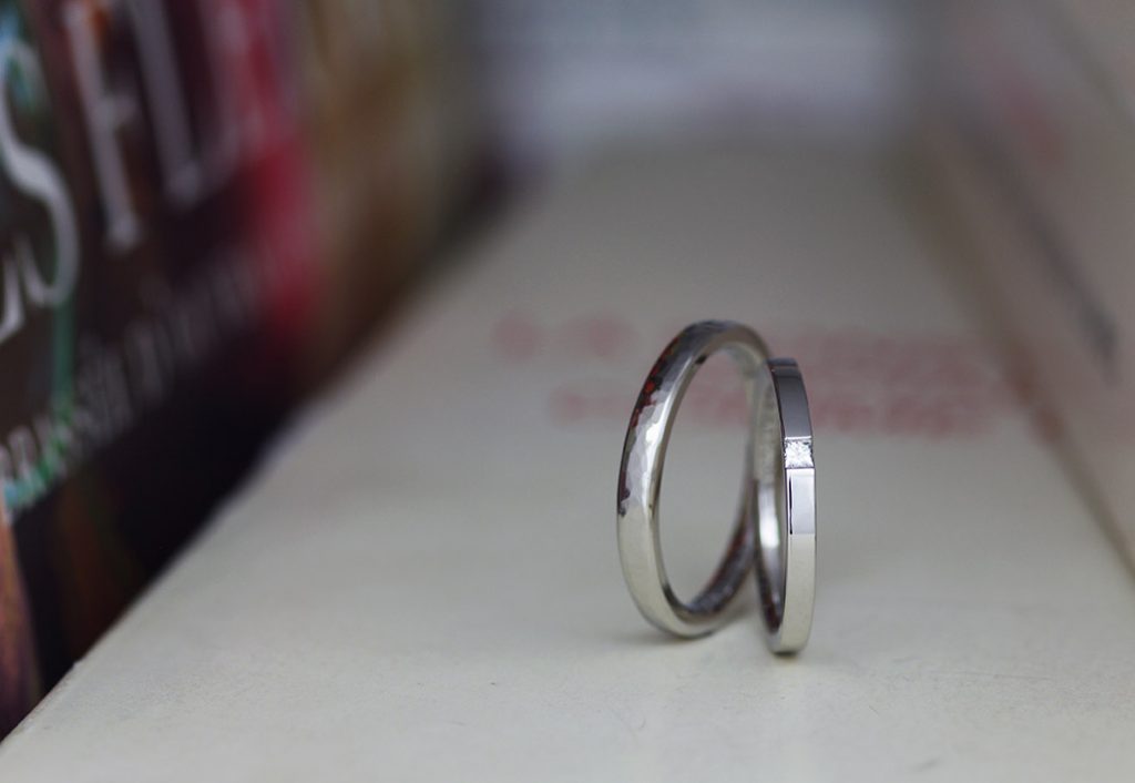 プラチナの表面をハンマーで叩いて鎚目のテクスチャを表現した結婚指輪