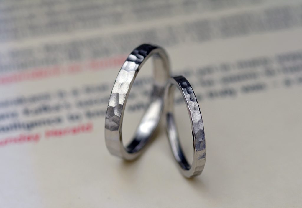 サテン仕上げのカスタムオーダーデザインの結婚指輪