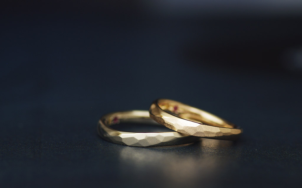 18金のブラウン・ピンクゴールドの槌目デザインの結婚指輪 – 新潟の