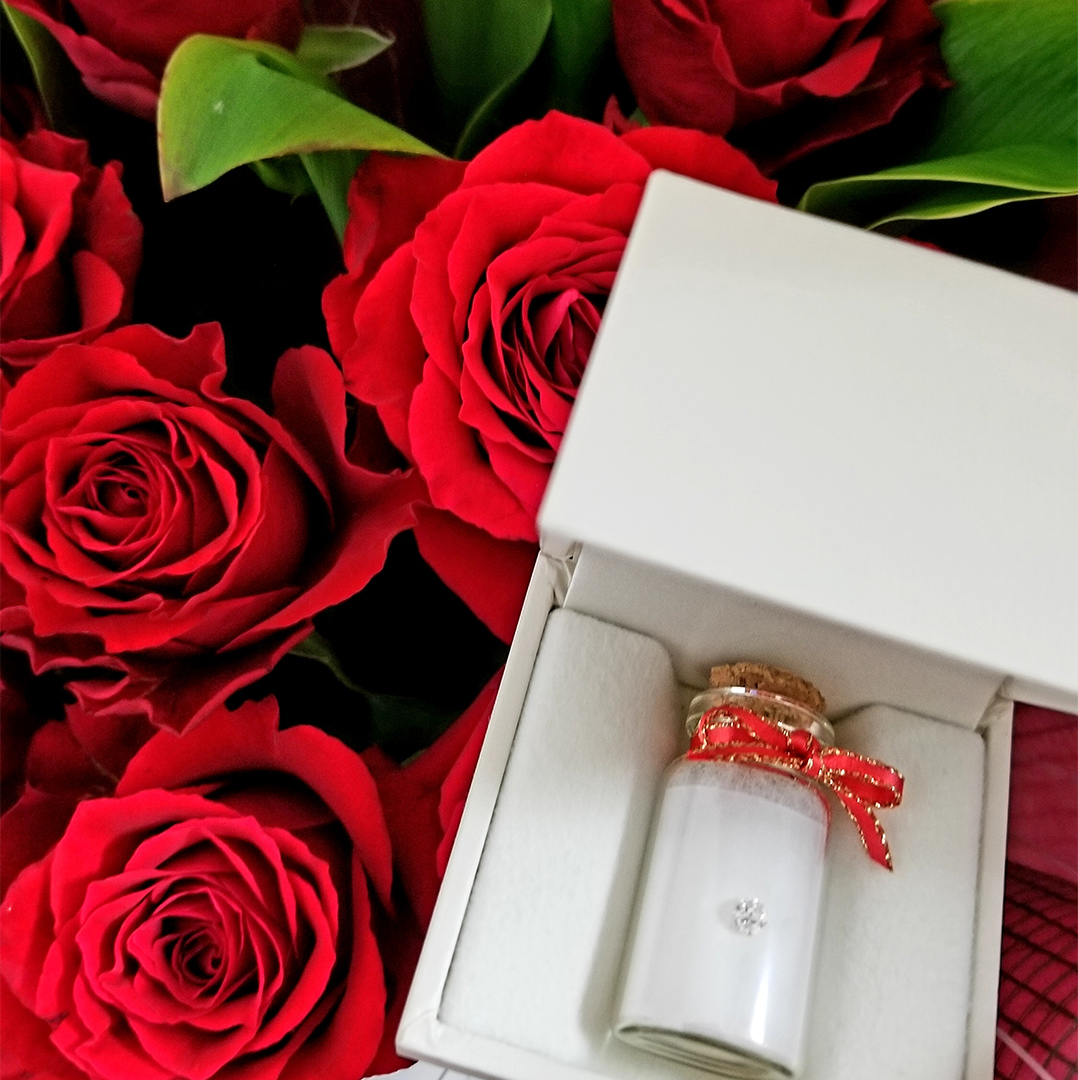 『最愛』の意味が込められた薔薇の花束とプロポーズ用のダイヤモンドの粒（ルース）