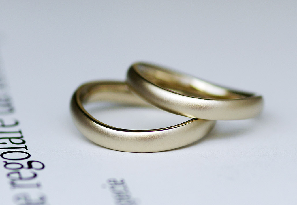 オーダーメイドで作られたウェーブデザインのシンプルなゴールドマリッジリング（結婚指輪）