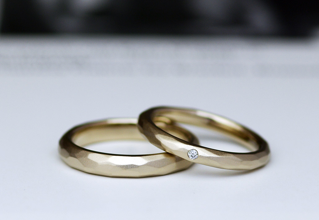 アトリエクラムでおすす素材のブラウンゴールドで作られた槌目模様の結婚指輪（マリッジリング）