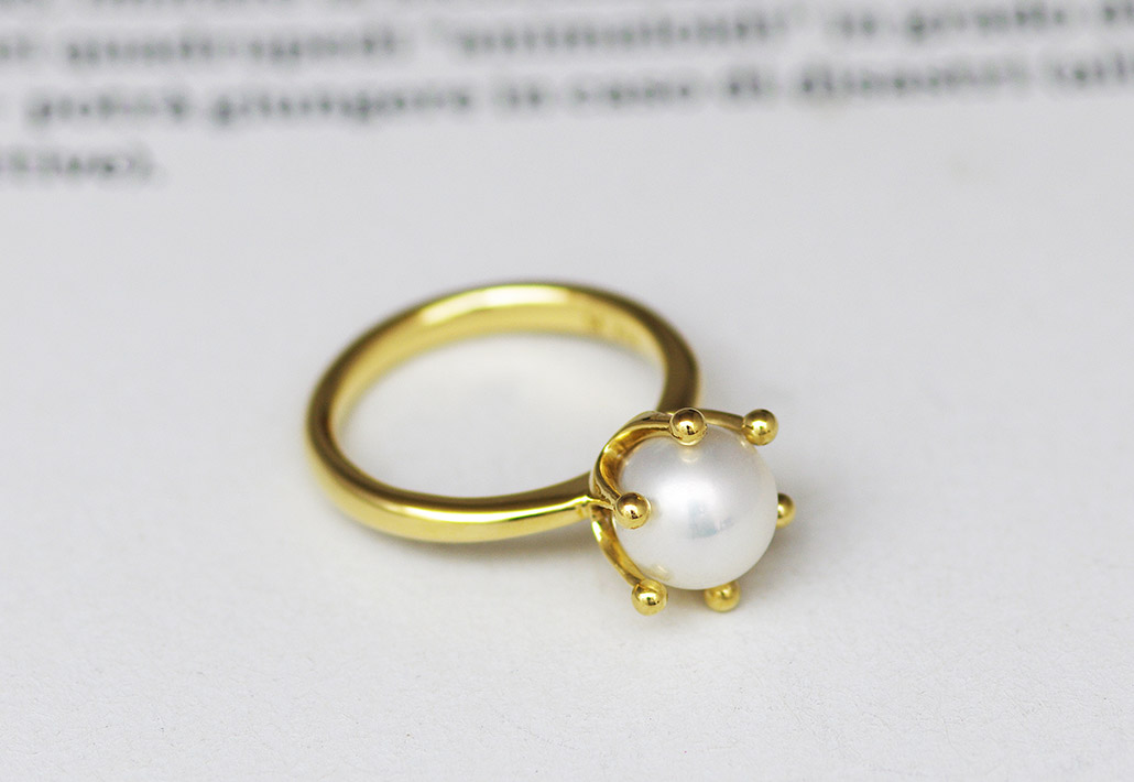 柔らかなミルククラウンが包むホワイトパールの婚約指輪 – 新潟の結婚