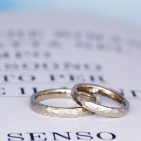 ブラウン×マット×鎚目でアンティーク風のマリッジリング – 新潟の結婚