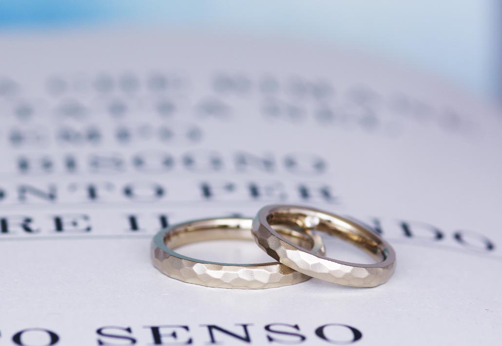 ブラウン×マット×鎚目でアンティーク風のマリッジリング – 新潟の結婚