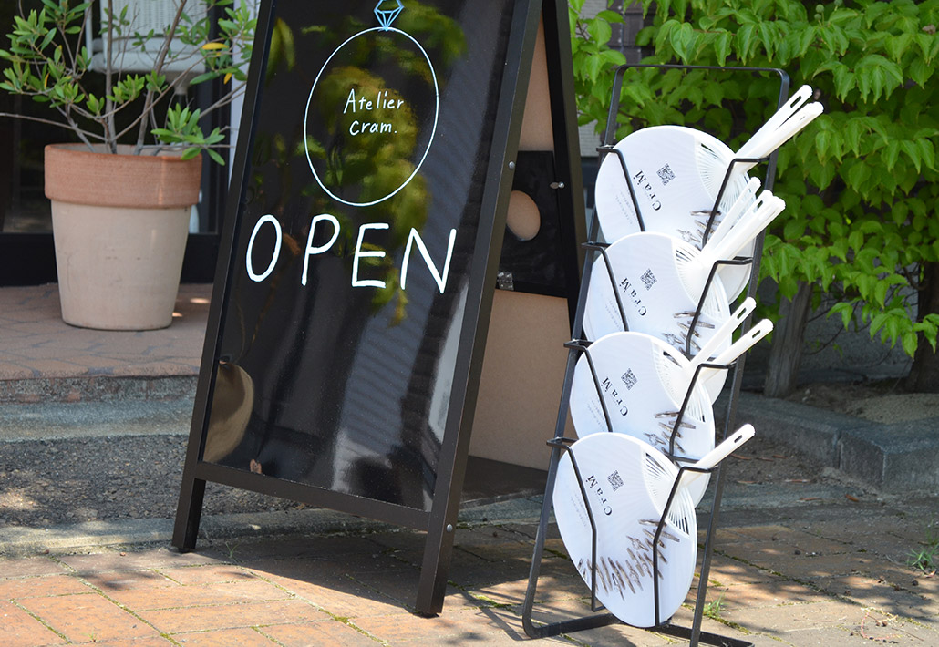 長岡花火の日にアトリエクラム長岡店で配られているオリジナルうちわ