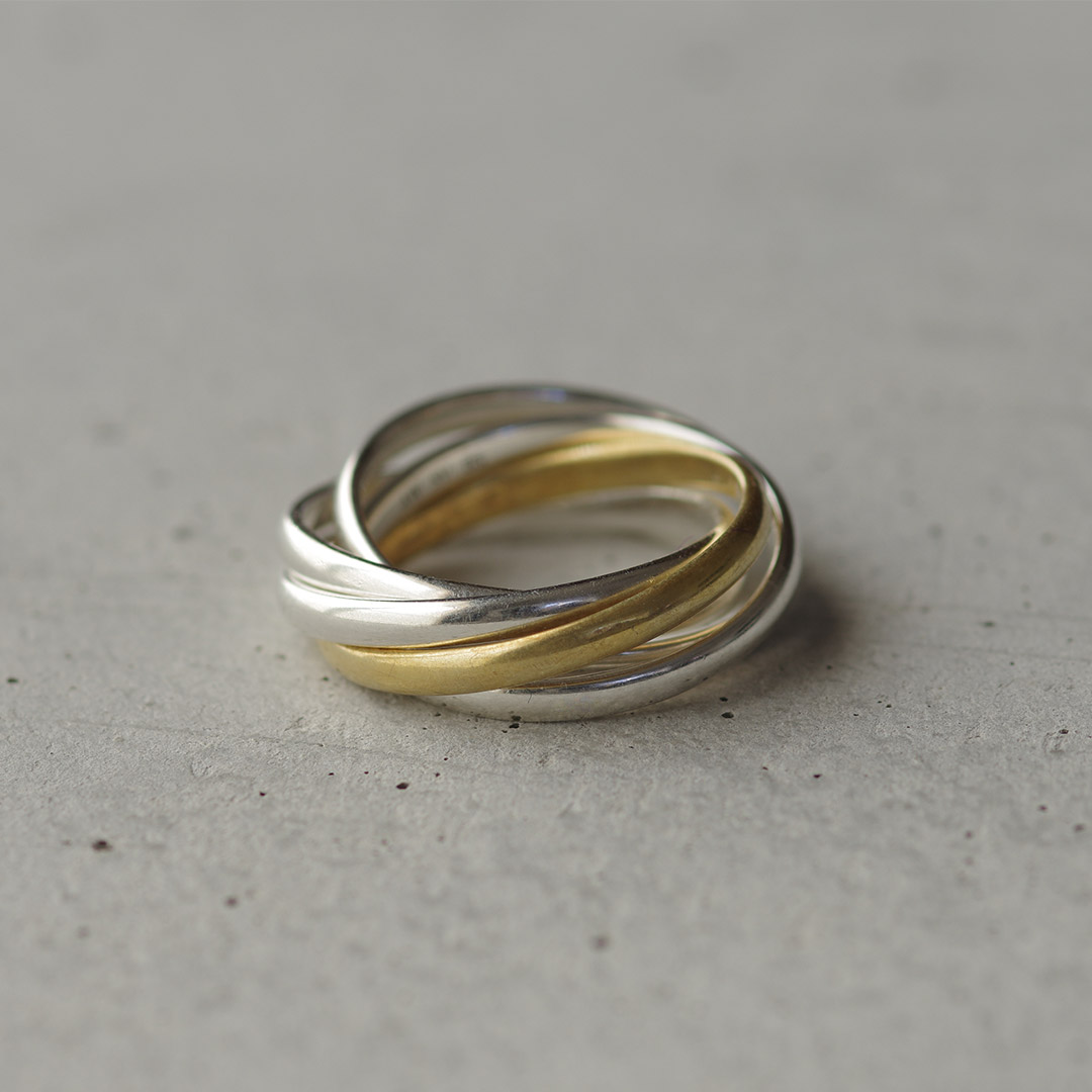 結婚指輪（マリッジリング）と同デザインの5本のリングが連なるお洒落なシルバーリング