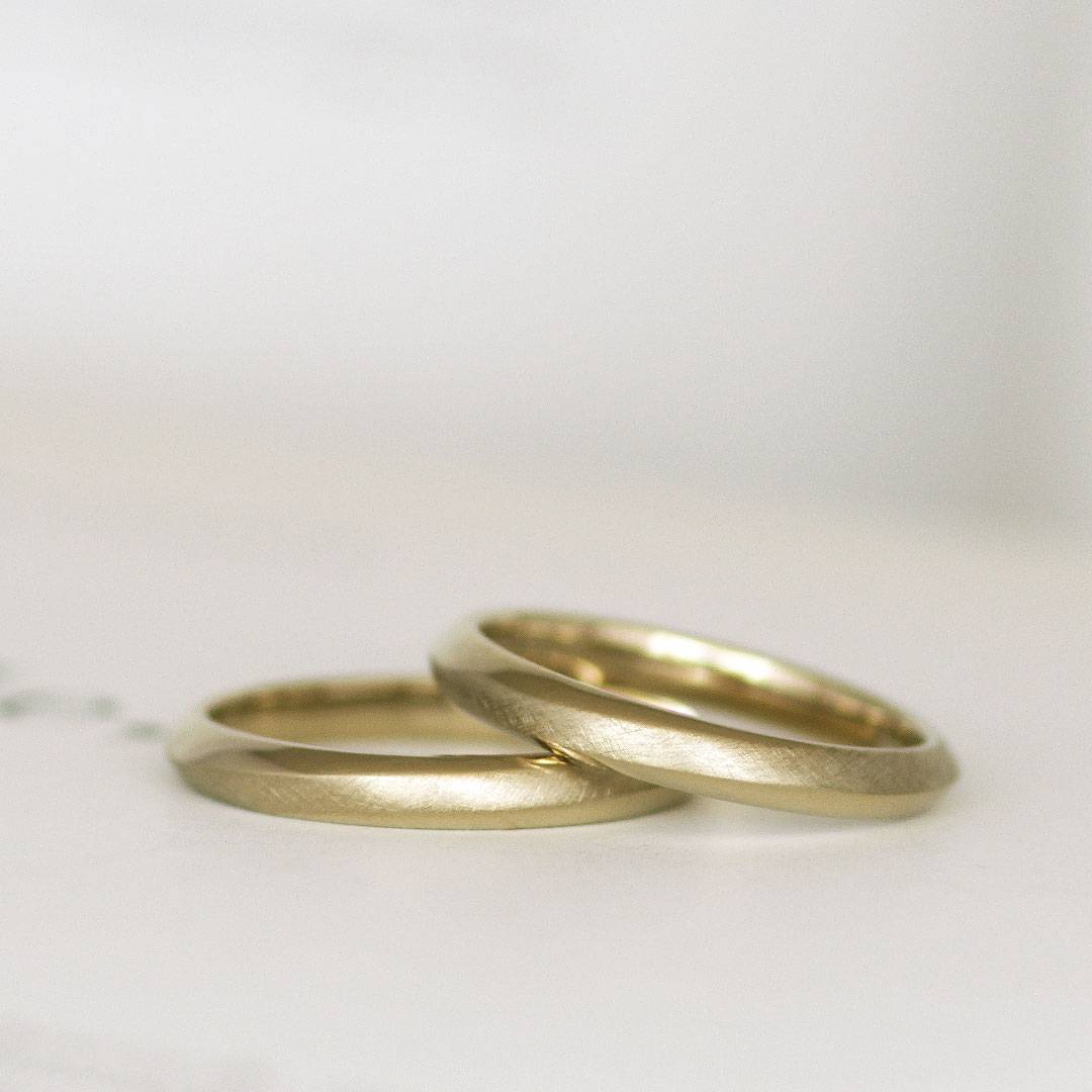 ブラウンゴールドの切り返しが入ったシンプルな結婚指輪（マリッジリング）