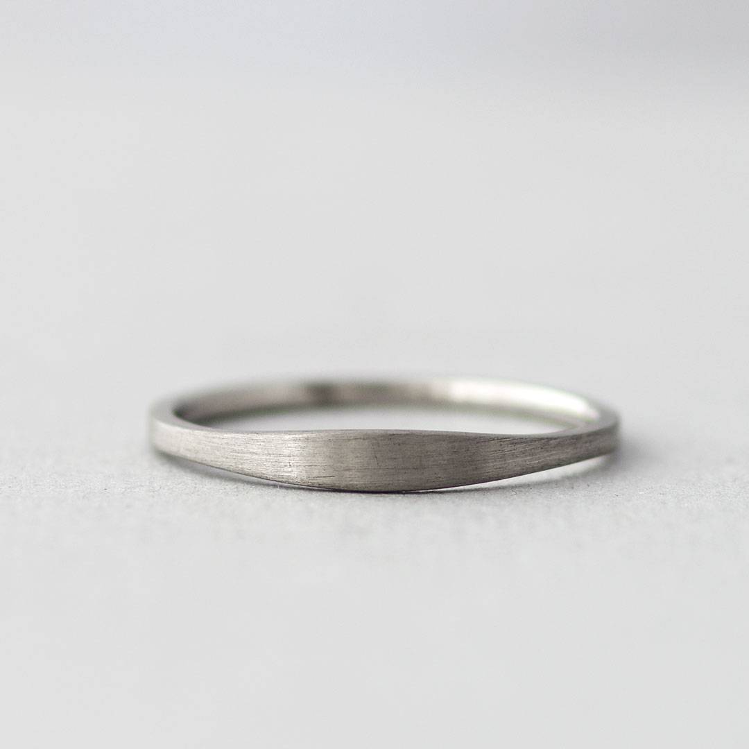 シンプルだけど個性的な結婚指輪（マリッジリング）