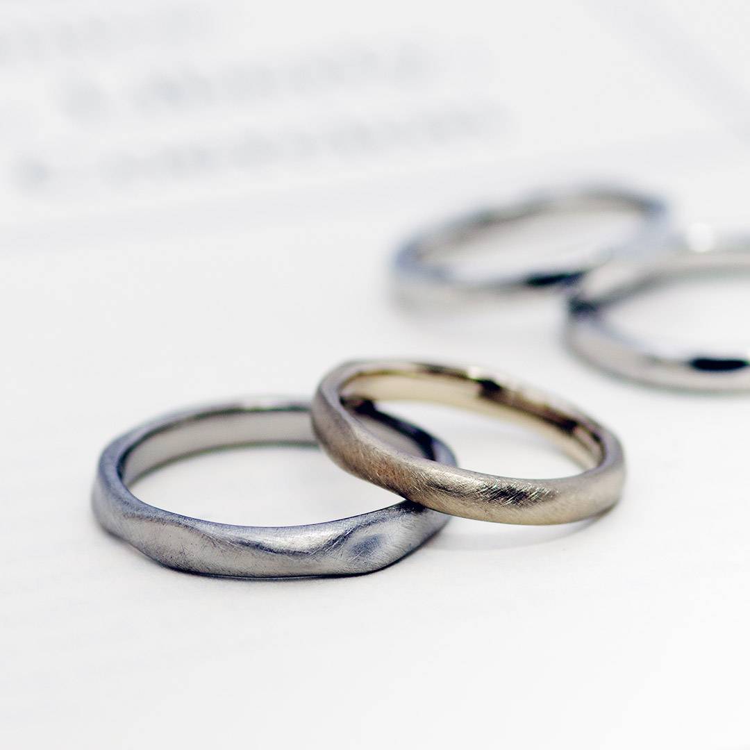 シンプルだけど個性的なアトリエクラムのオリジナルマリッジリング（結婚指輪）