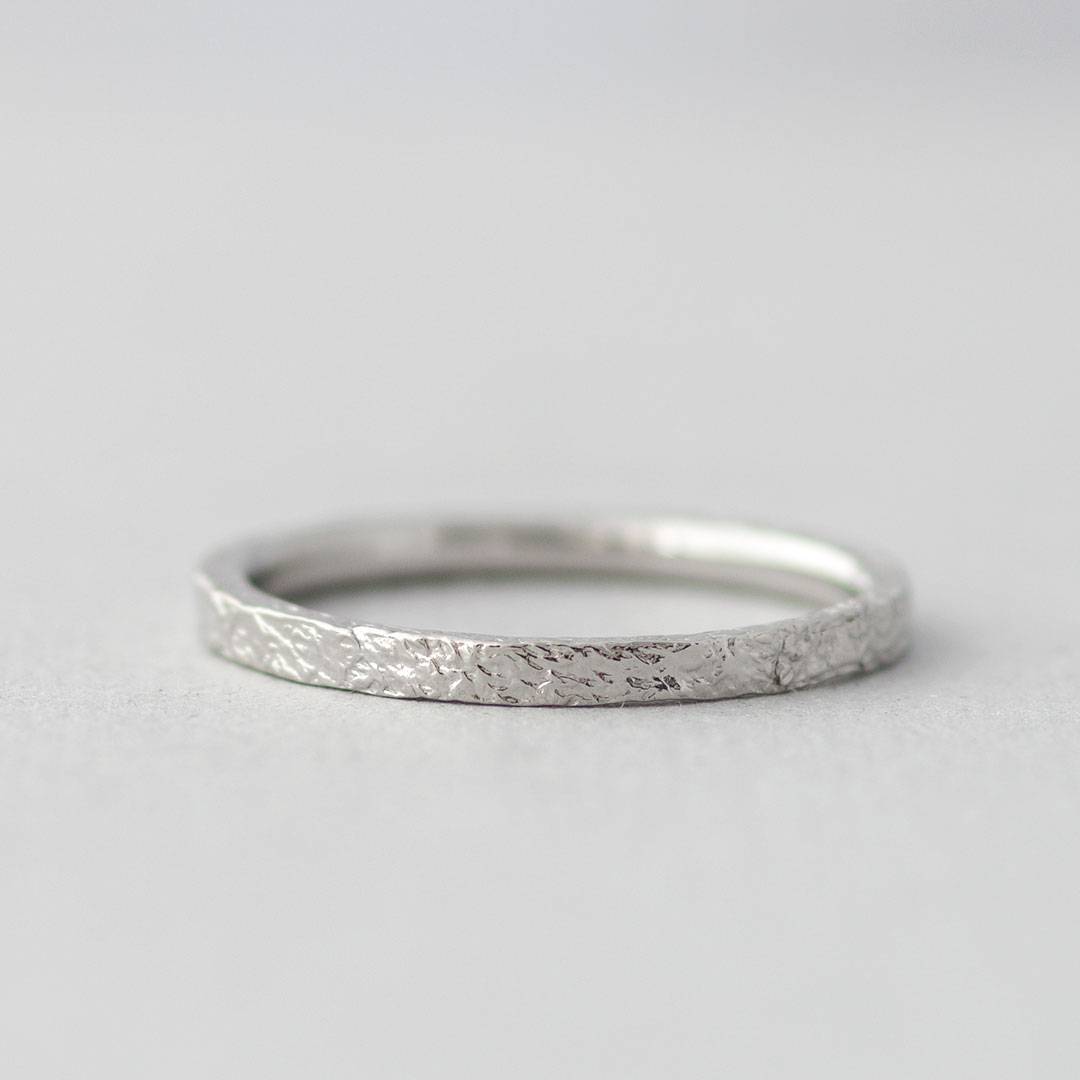 個性的なテクスチャの結婚指輪（マリッジリング）