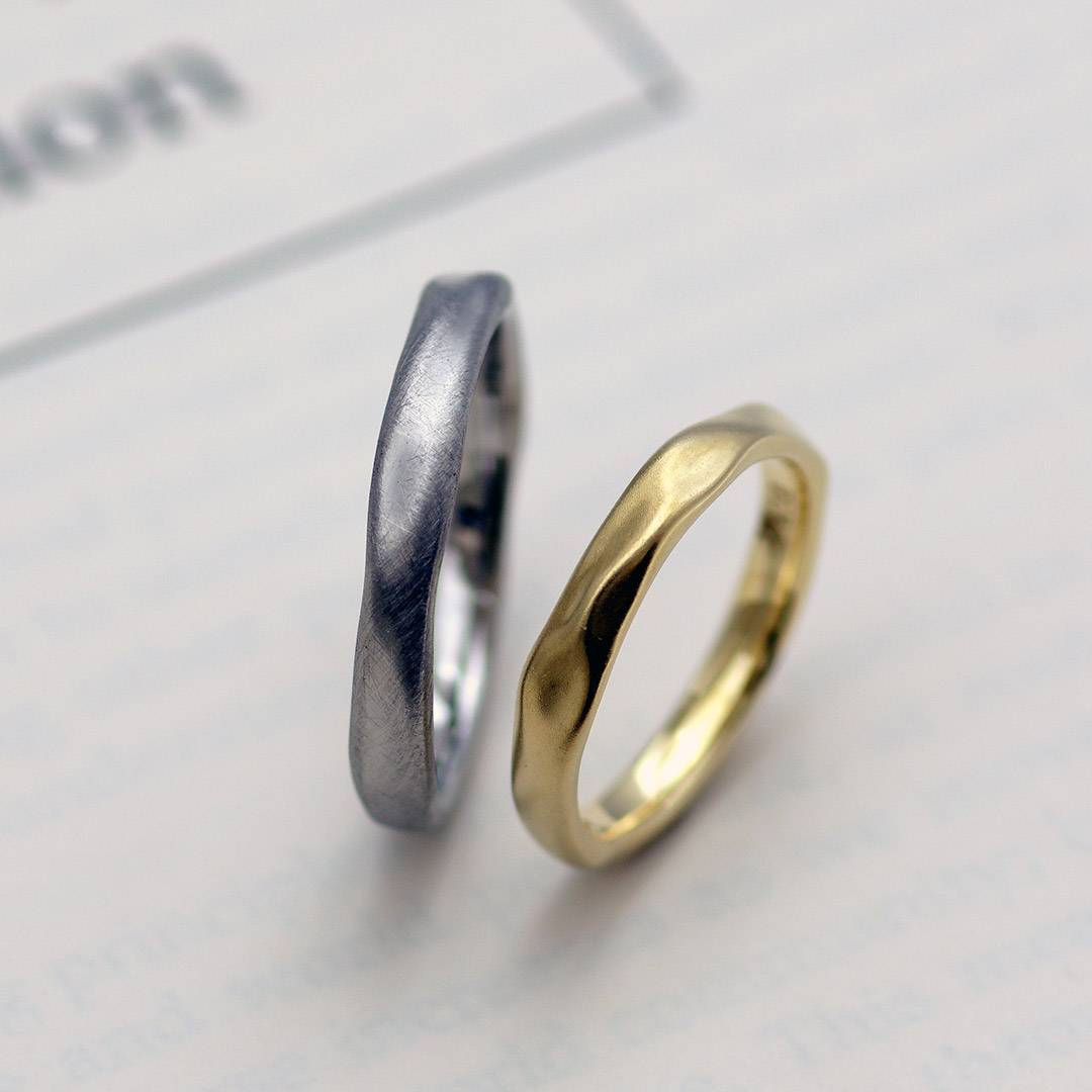 独特なゆらゆら感をつけた個性的だけどシンプルな結婚指輪（マリッジリング）