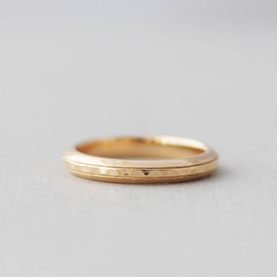 槌目のシンプルな結婚指輪（マリッジリング）