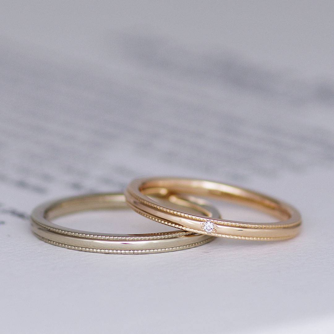 ゴールドでミル打ちの入ったアンティークな結婚指輪（マリッジリング）