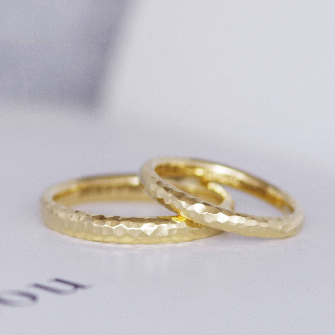 鎚目のシンプルな結婚指輪（マリッジリング）