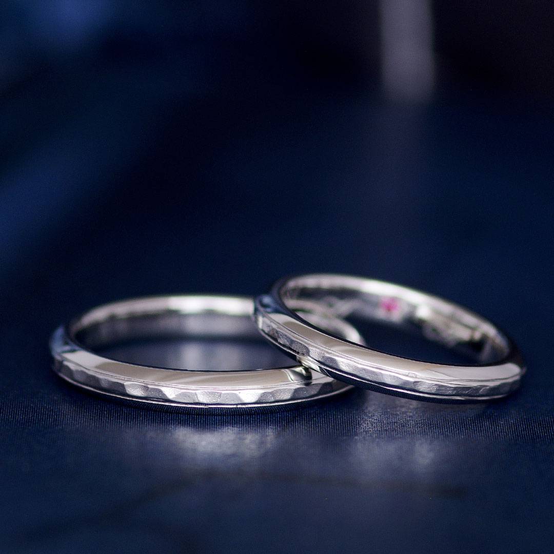 槌目の装飾がおしゃれなプラチナの結婚指輪（マリッジリング）