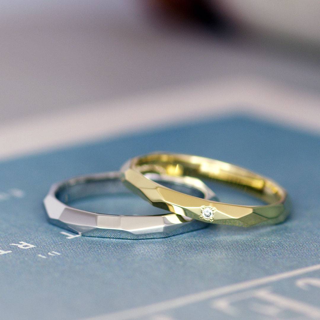 ダイヤモンドの留まったカットデザインの結婚指輪（マリッジリング）