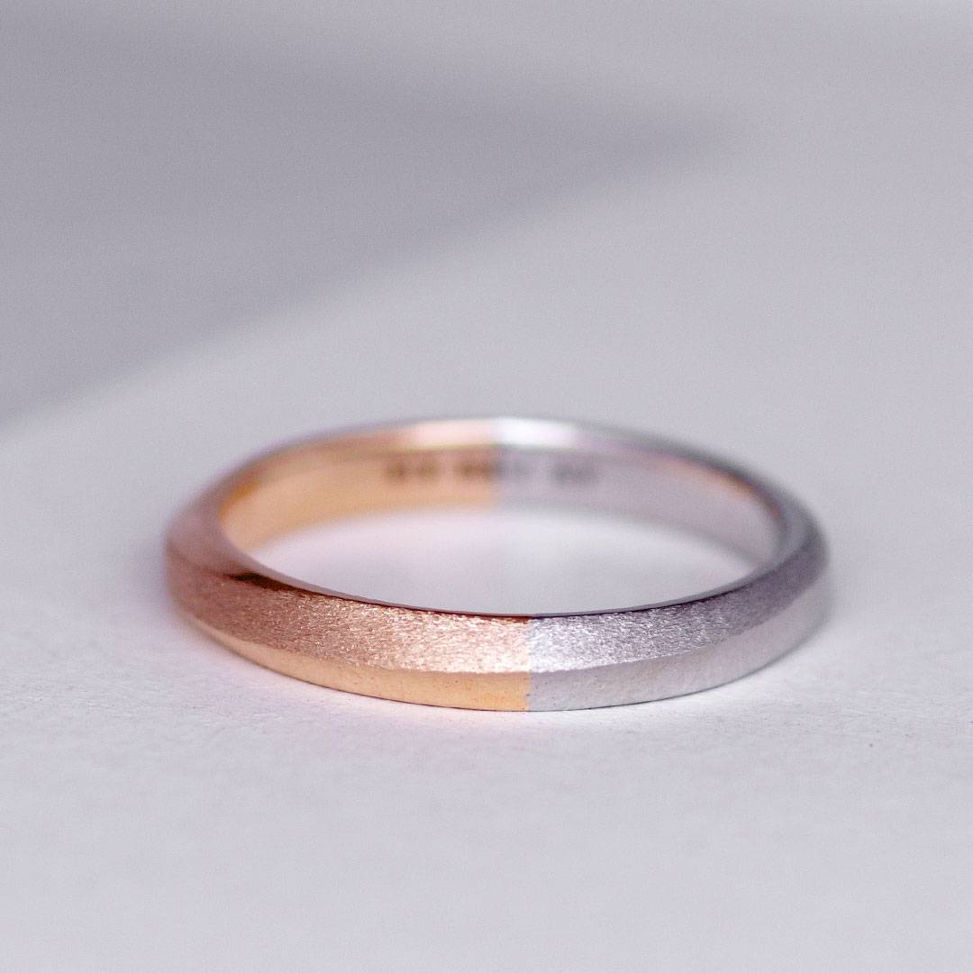 ピンクゴールドとプラチナのコンビ加工の結婚指輪（マリッジリング）