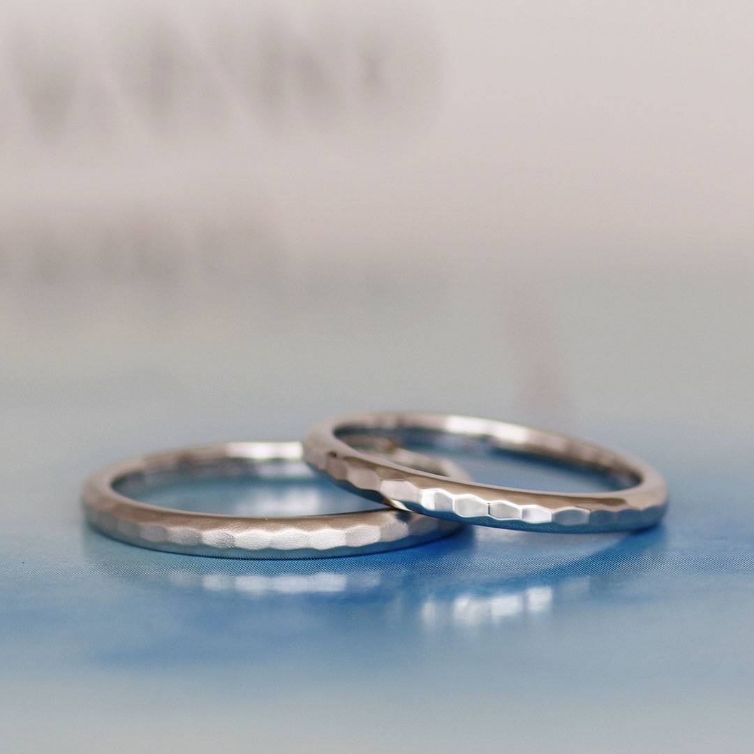 華奢でシンプルな結婚指輪（マリッジリング）