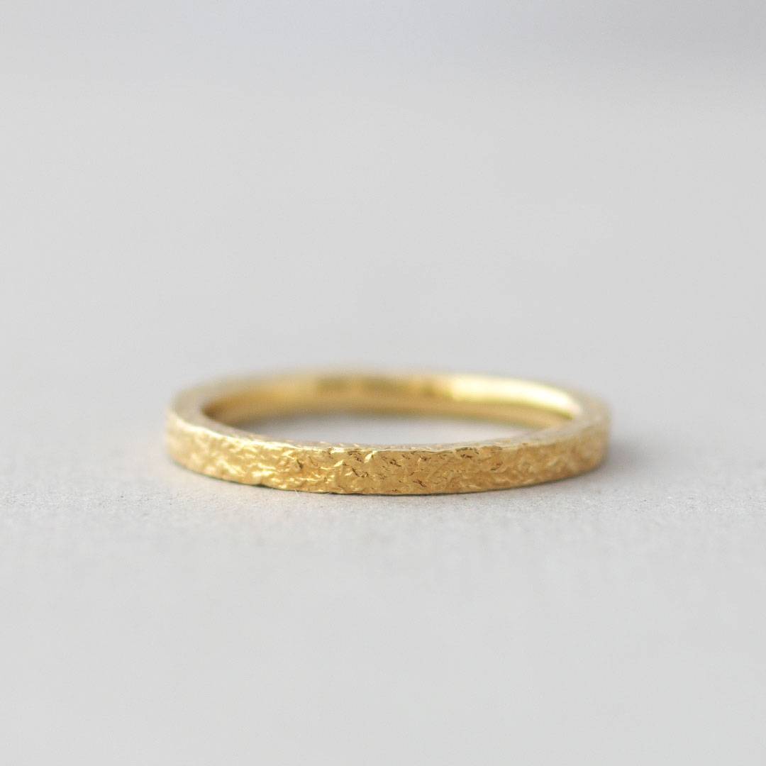 個性的なテクスチャの結婚指輪（マリッジリング）