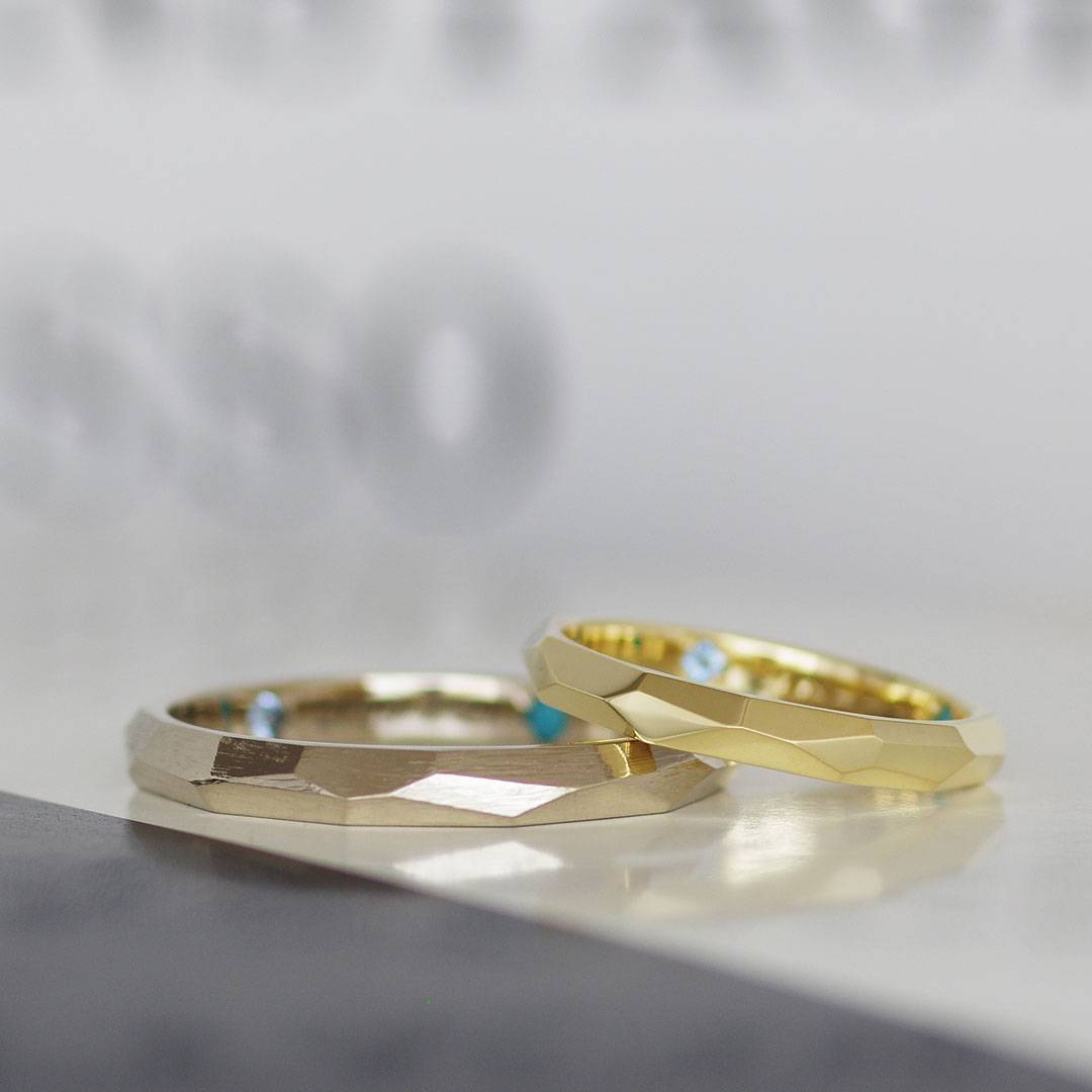 ゴールドのカットデザインの結婚指輪（マリッジリング）