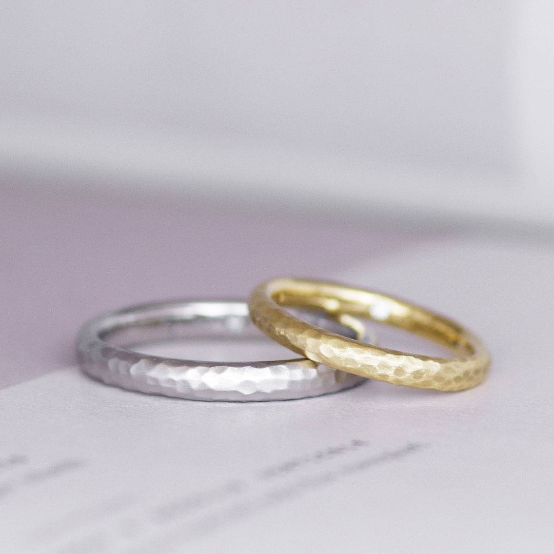 鎚目模様のシンプルな結婚指輪（マリッジリング）