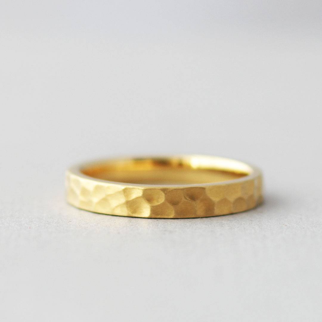 鎚目のシンプルな結婚指輪（マリッジリング）