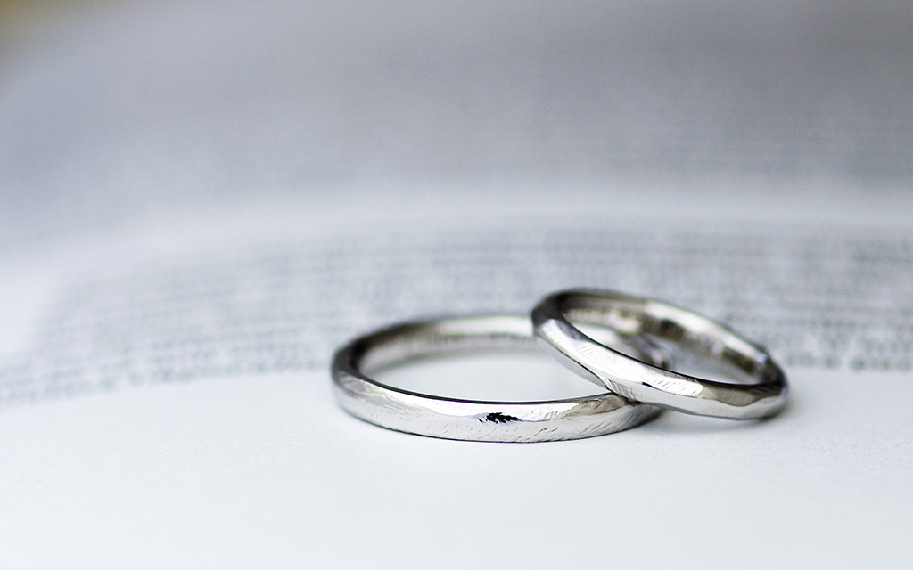 クラフトなアンティーク感のあるプラチナの結婚指輪