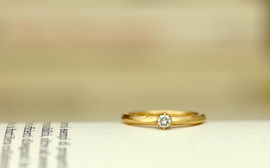クラフト感のある婚約指輪
