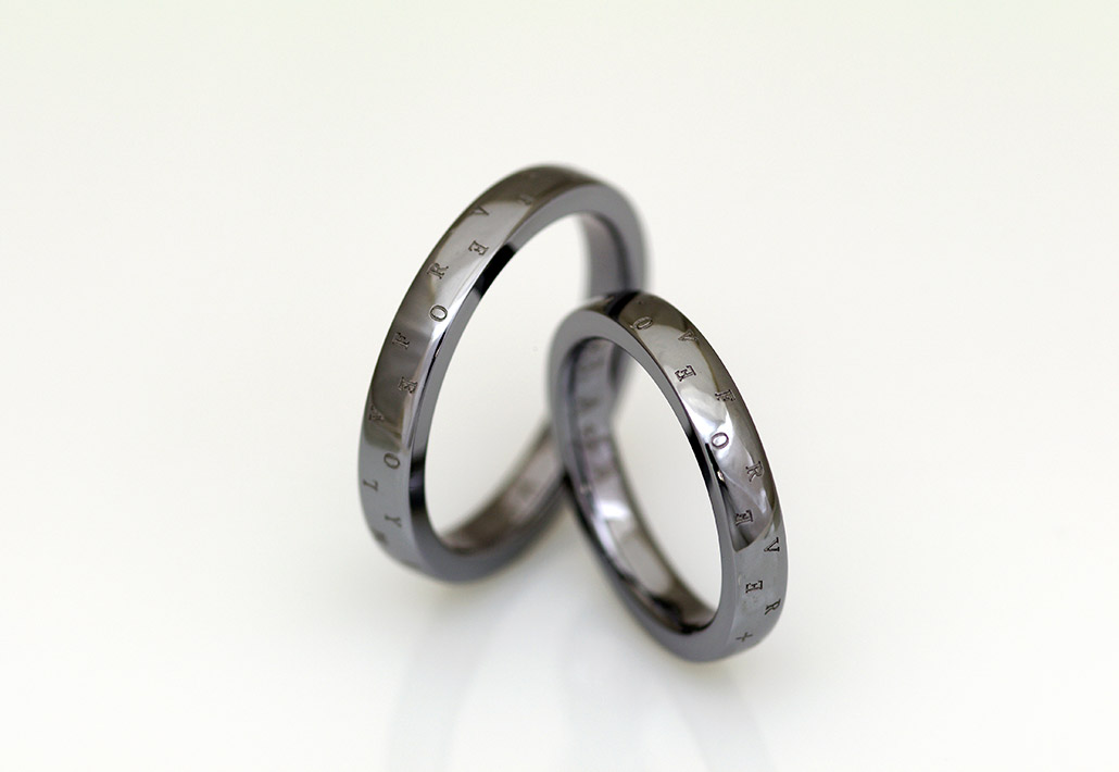 フォント文字を彫刻したタンタルの結婚指輪
