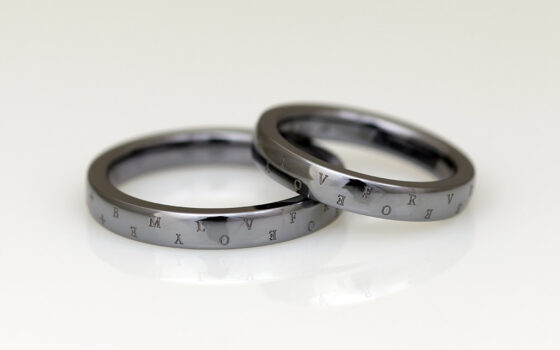フォント文字を彫刻したタンタルの結婚指輪2