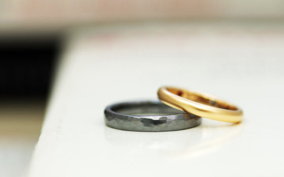 タンタルに鎚目模様を入れた結婚指輪