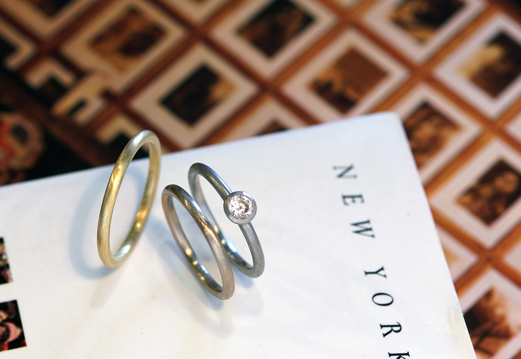 カスタムオーダーで作る結婚指輪と婚約指輪のセットリング