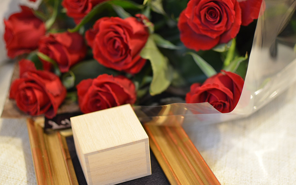 婚約指輪と薔薇の花束