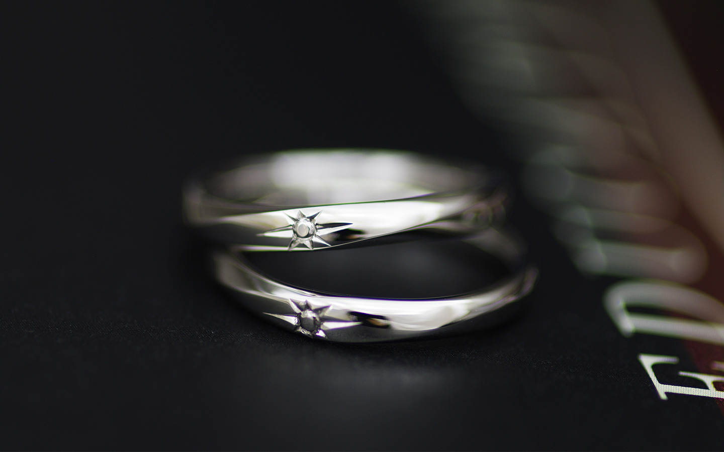 サンマークが彫刻されたかっこいい結婚指輪