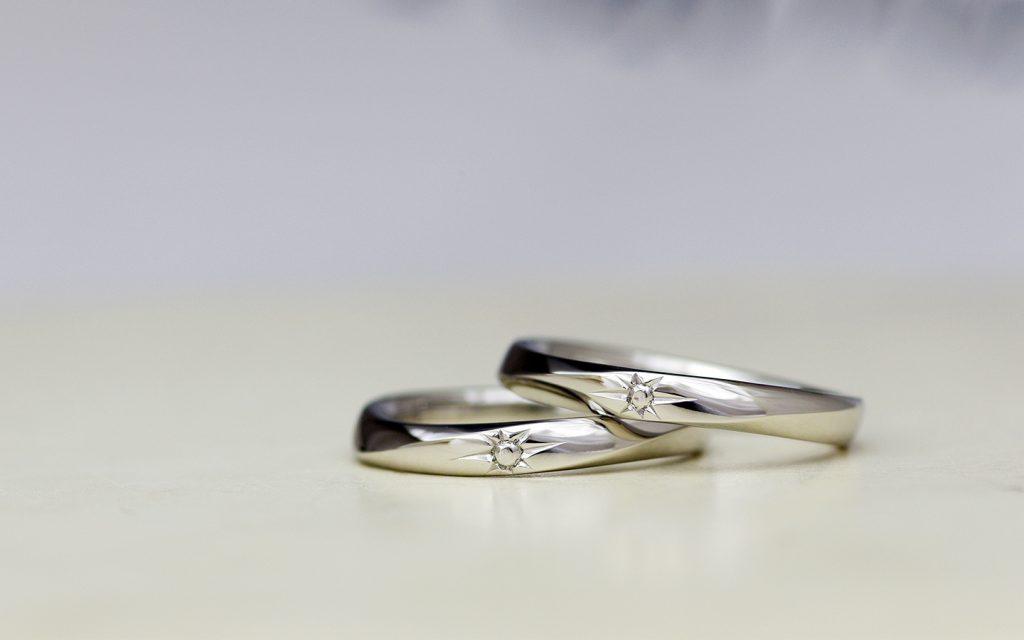 手彫り彫刻で人気のサンマークを入れた結婚指輪