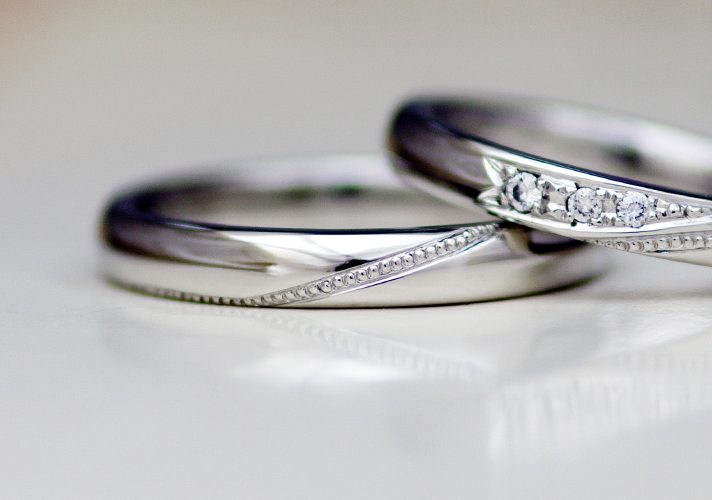 見る加工されたダイヤモンドの留まった結婚指輪