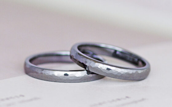 金属アレルギーに対応したタンタルの結婚指輪（マリッジリング）