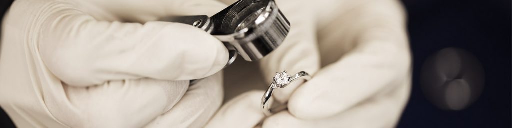 職人による婚約指輪の検品