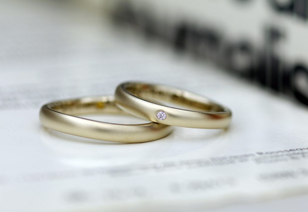 18金のブラウンゴールド素材の甲丸結婚指輪 - アトリエクラム