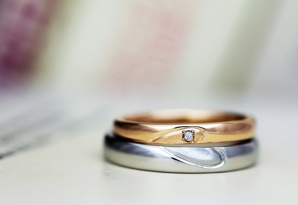 重ねるとハートが現れるピンクゴールドとハードプラチナの素材違いの結婚指輪（マリッジリング）