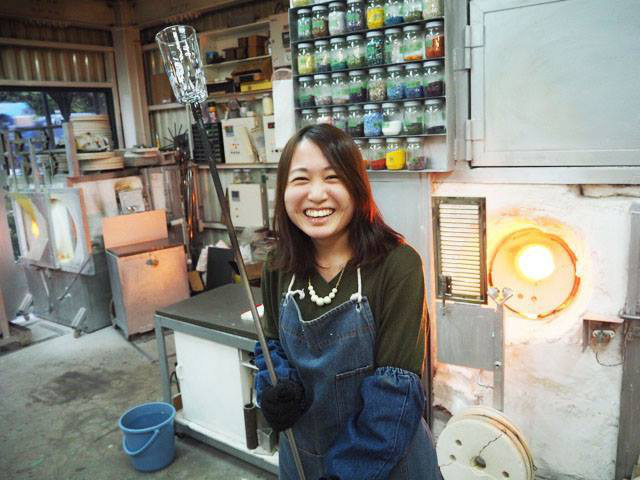 軽井沢でガラス作り体験をするスタッフ小林
