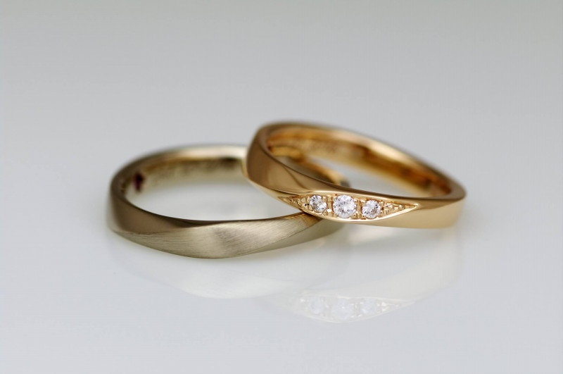 ひねりのラインが綺麗な結婚指輪