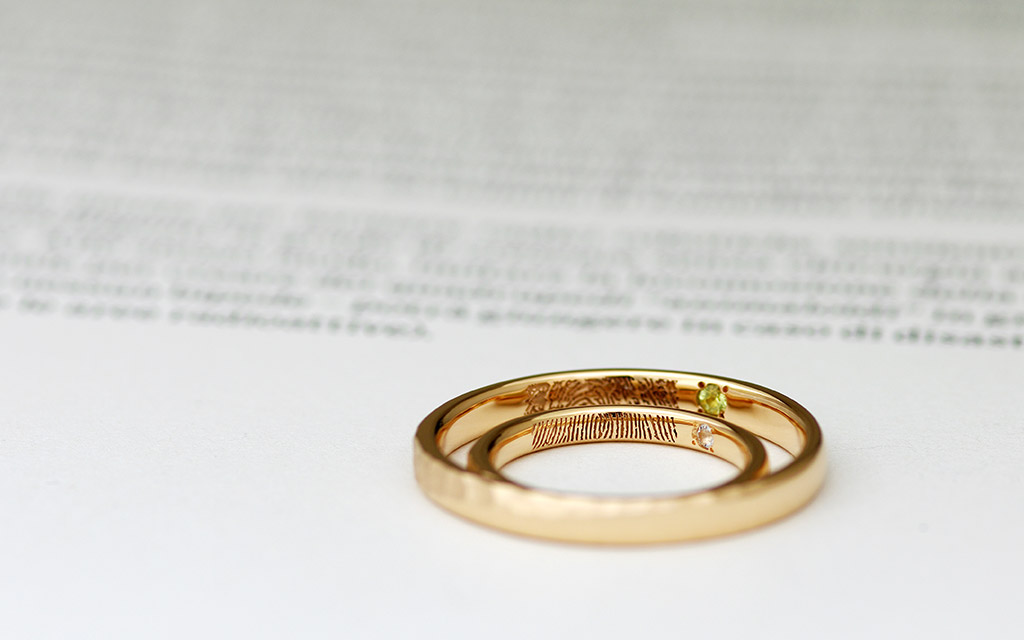 指紋が刻印された結婚指輪