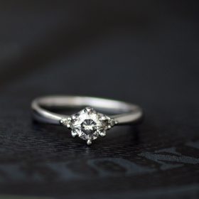 新潟の結婚指輪・婚約指輪のオーダーメイドジュエリー工房アトリエクラムで作られた持ち込み宝石リメイクの婚約指輪