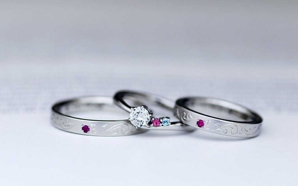 新潟のオーダージュエリー工房アトリエクラムで作られた結婚指輪と婚約指輪のセット