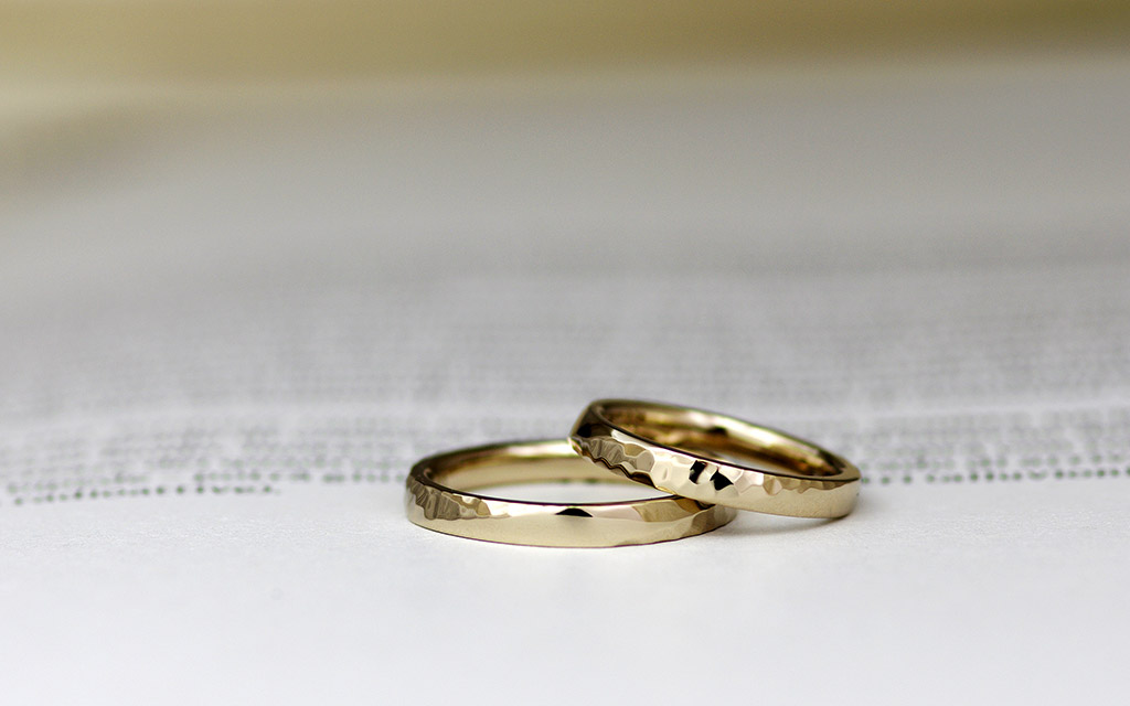 アトリエクラム長岡店で作られた槌目デザインの結婚指輪（マリッジリング）