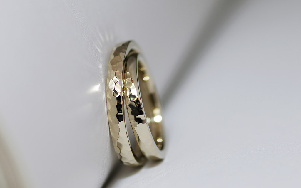 新潟の結婚指輪・婚約指輪のオーダーメイドジュエリー工房アトリエクラム長岡店で作られた槌目模様の結婚指輪（マリッジリング）